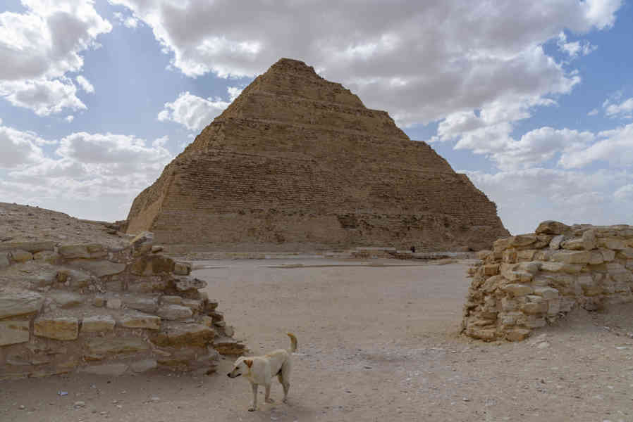 Egipto 252 - necrópolis de Sakkara - pirámide escalonada del Faraón Zoser.jpg